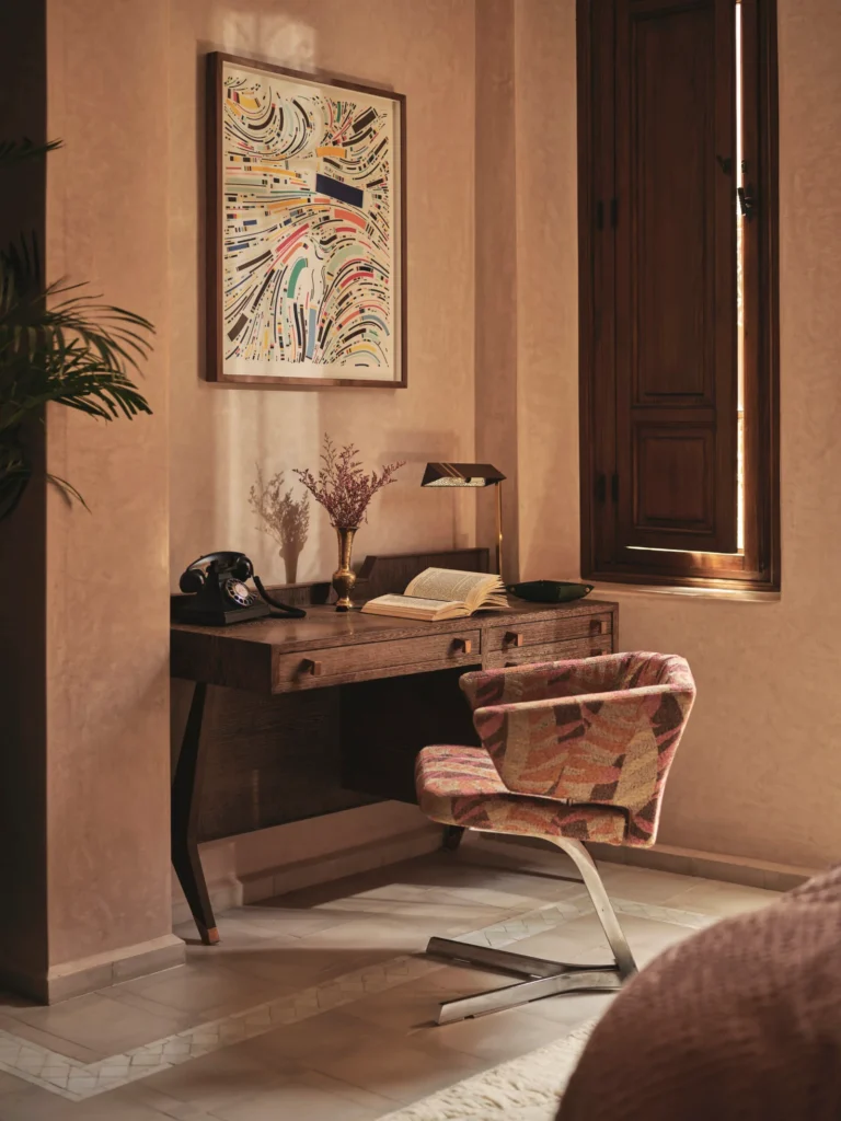 Art-Tyler-Hobbs-in-Room-Yves_-IZZA-scaled.jpg